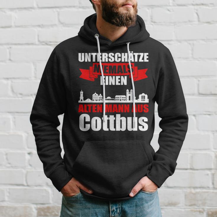 Unterschätze Niemals Ein Alten Mann Aus Cottbus Kapuzenpullover Geschenke für Ihn