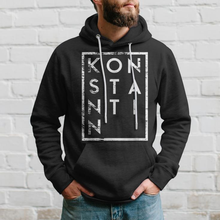 Vintage-Stil Schwarzes Hoodie mit 'Konstantin' Aufdruck, Retro Design Tee Geschenke für Ihn