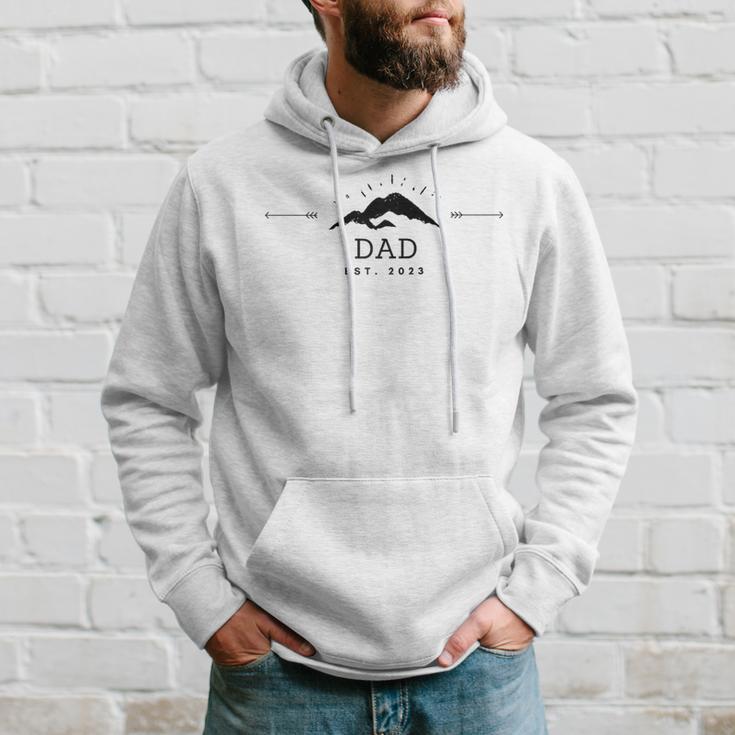 Herren Dad Est 2023 Fels Berg Männer Mann Papa Cool Schwarz Raglan Kapuzenpullover Geschenke für Ihn