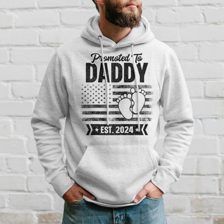 Vatertag Erstes Mal Papa 2024 Promoted To Daddy Est 2024 Raglan Kapuzenpullover Geschenke für Ihn