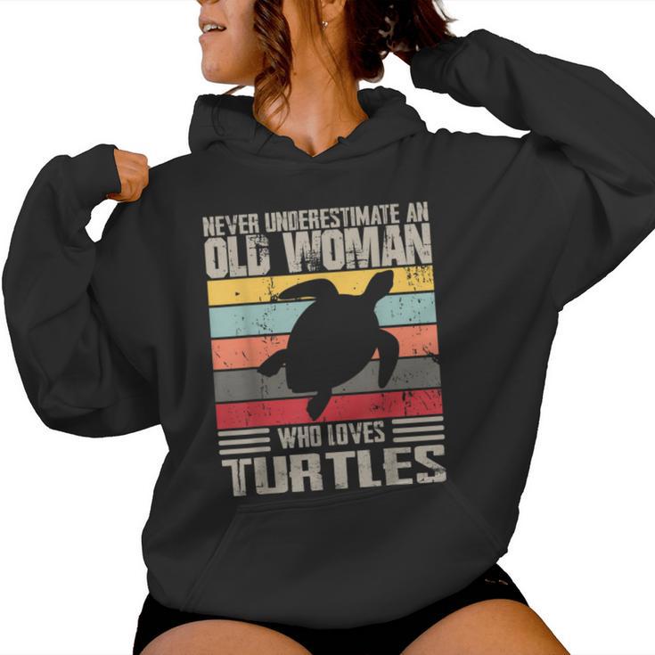 Vintage Never Underestimate An Old Woman Who Loves Turtles Women Hoodie