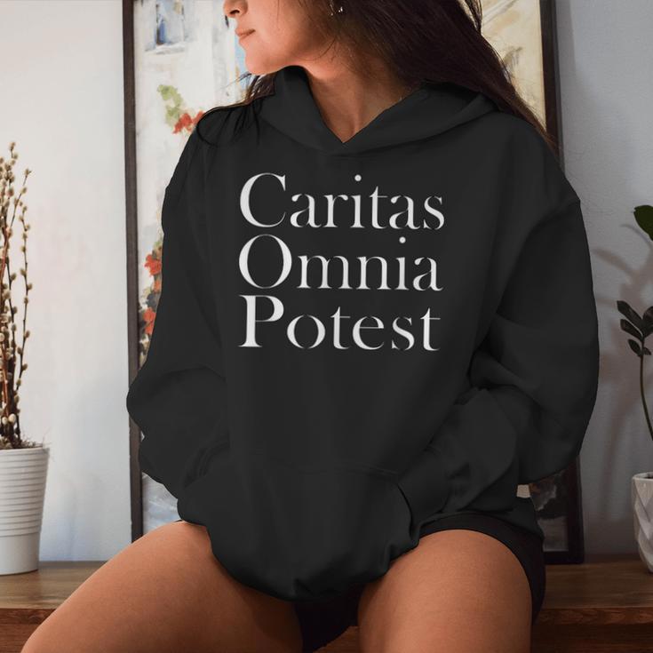 Caritas Omnia Potest Liebeermag Alles Latin Teacher S Kapuzenpullover für Damen Geschenke für Sie