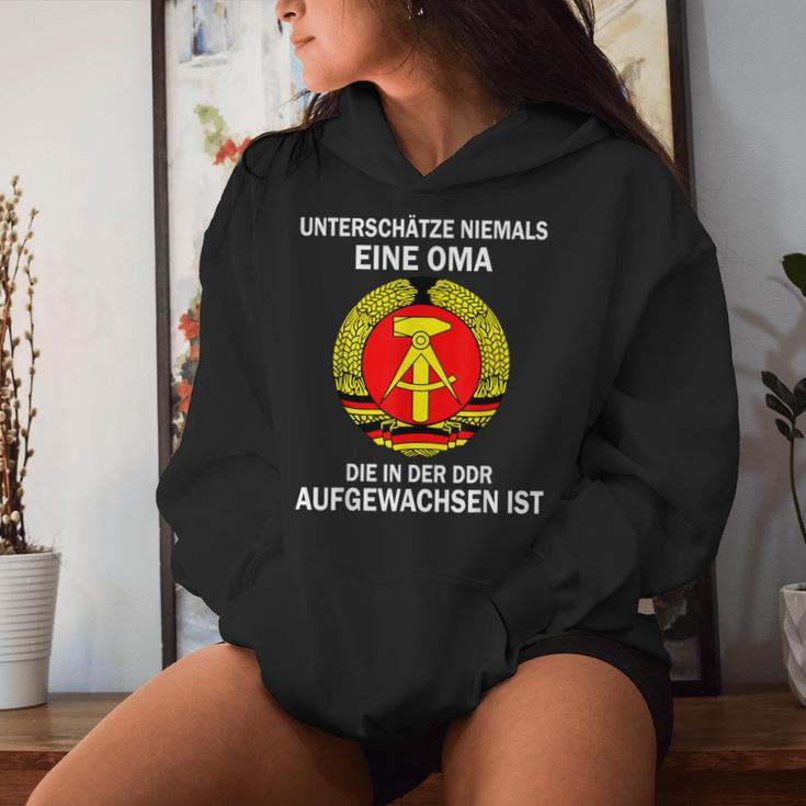 Unterschätze Niemals Eine Oma Die In Der Ddr Osten Kapuzenpullover für Damen Geschenke für Sie