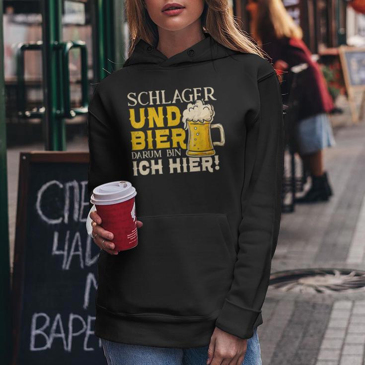 Schlager And Beer Therefore Bin Ich Hier Schlager Party Kapuzenpullover für Damen Lustige Geschenke