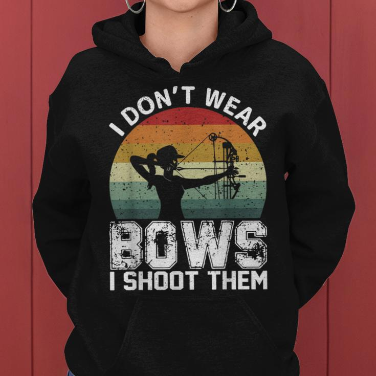 Retro I Don't Wear Bows I Shoot Them Archery Girl Bowhunting Women Hoodie