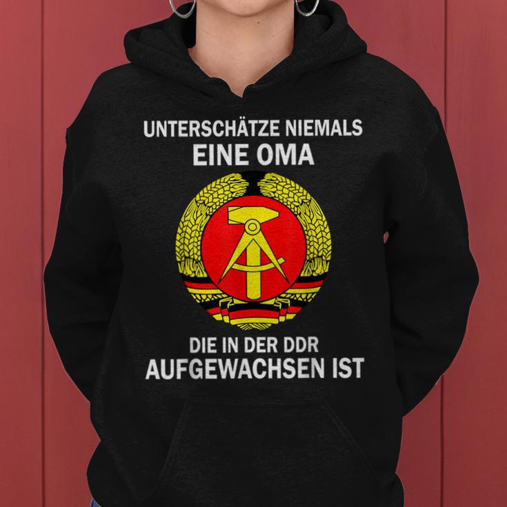 Unterschätze Niemals Eine Oma Die In Der Ddr Osten Kapuzenpullover für Damen