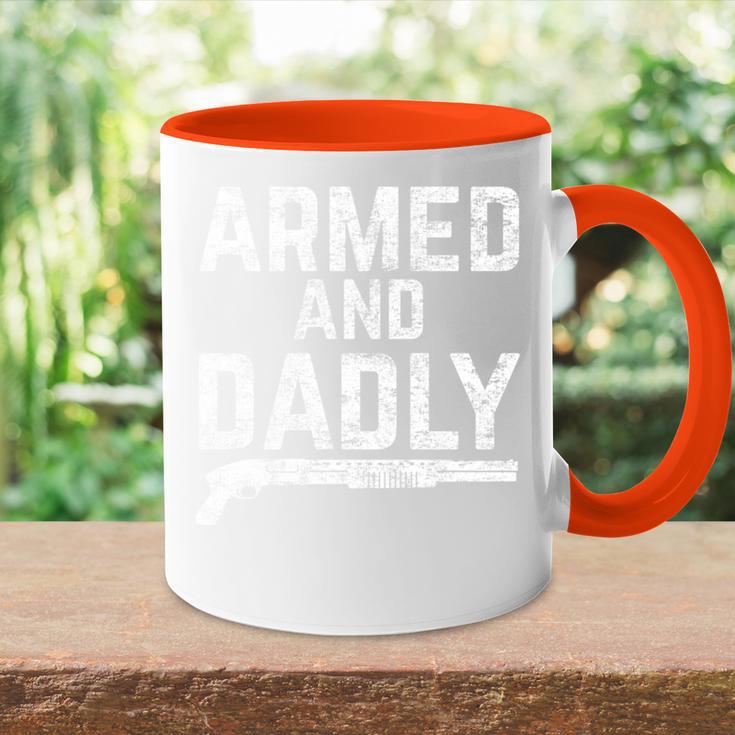 Armed And Dadly Lustiger Bewaffneter Papa Pun Tödlicherater Witz Tasse Zweifarbig