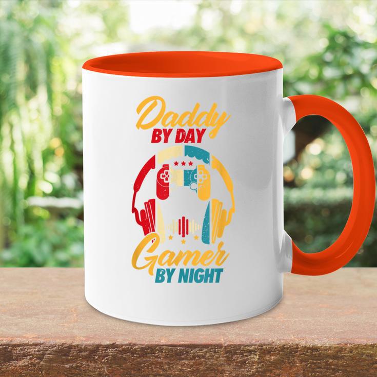 Daddy By Day Gamer Bei Nacht Lustige Papa Witze Gamingintage Tasse Zweifarbig