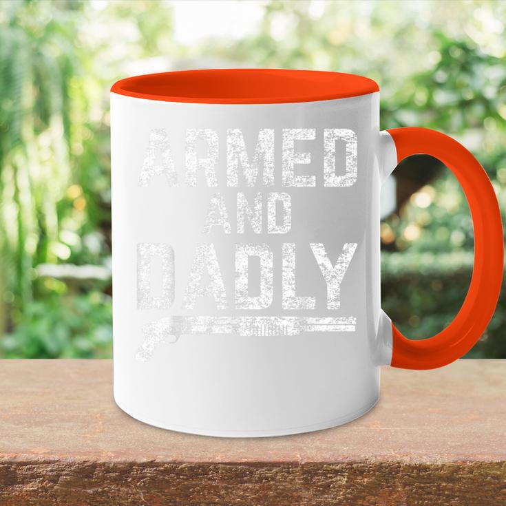 Herren Armed And Dadly Lustiger Bewaffneter Papa Pun Tödlicherater Witz Tasse Zweifarbig