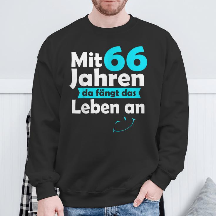 66 Jahre Mit 66 Jahre Da Fanggt Das Leben An German Language Sweatshirt Geschenke für alte Männer