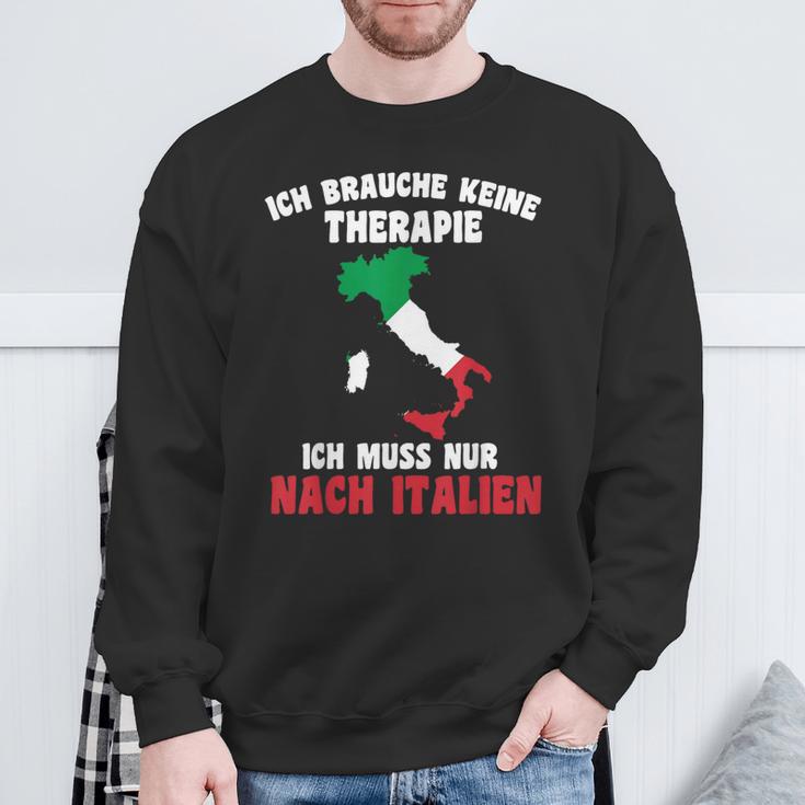 Brauche Keine Therapie Ich Muss Nur Nach Italy Sweatshirt Geschenke für alte Männer