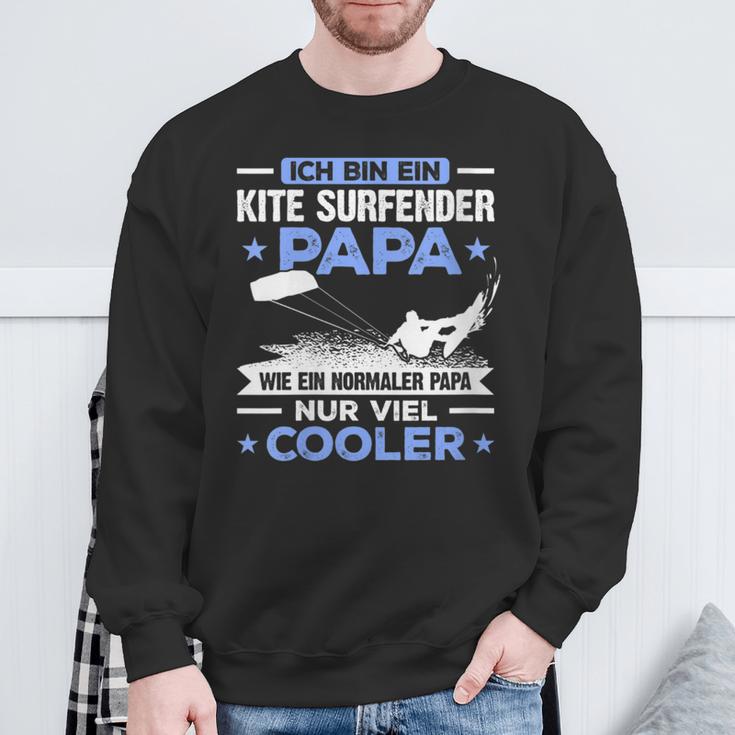 Damen Bin Ein Kite Surfender Papa Wie Ein Normaler Papi Nur Cooler Mit-Ausschnitt Sweatshirt Geschenke für alte Männer