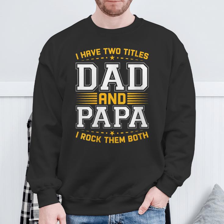 Damen Ich Habe Zwei Titel Papa Und Papa Lustigeratertag Papa Mit-Ausschnitt Sweatshirt Geschenke für alte Männer