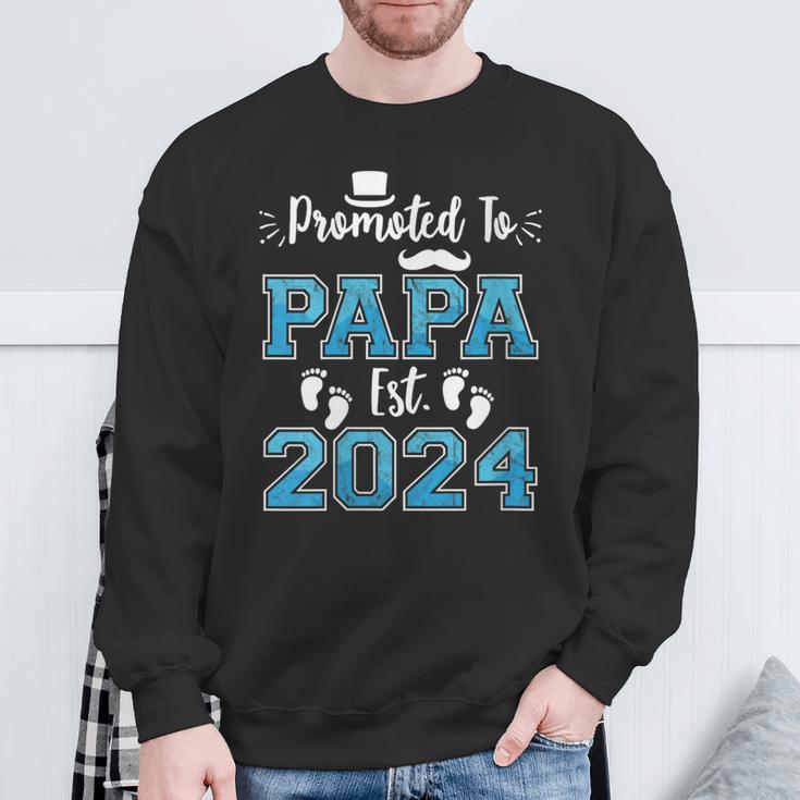 Damen New Dad Promoted To Papa Est 2024 Schwangerschaftsankündigung Mit-Ausschnitt Sweatshirt Geschenke für alte Männer