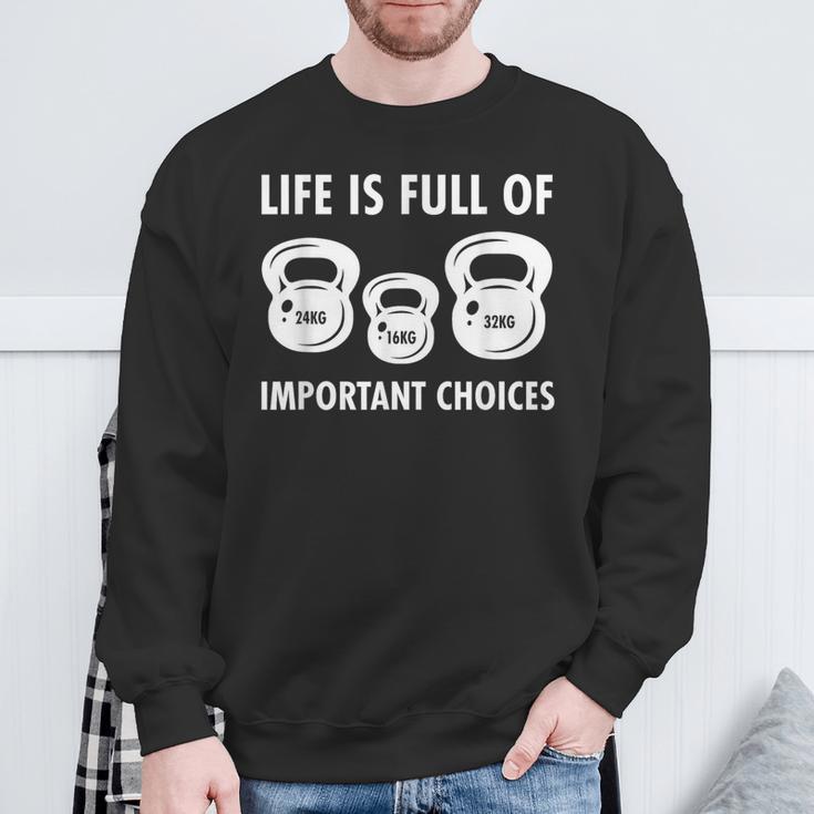 Das Leben Istoller Important Decisions Life Is Full Of Important Decisions Kettlebell Sweatshirt Geschenke für alte Männer