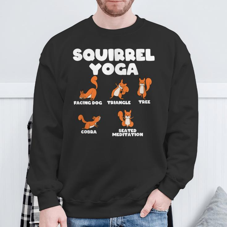 Eichhörnchen Yoga Lustiges Pose Illustration Schwarz Sweatshirt Geschenke für alte Männer