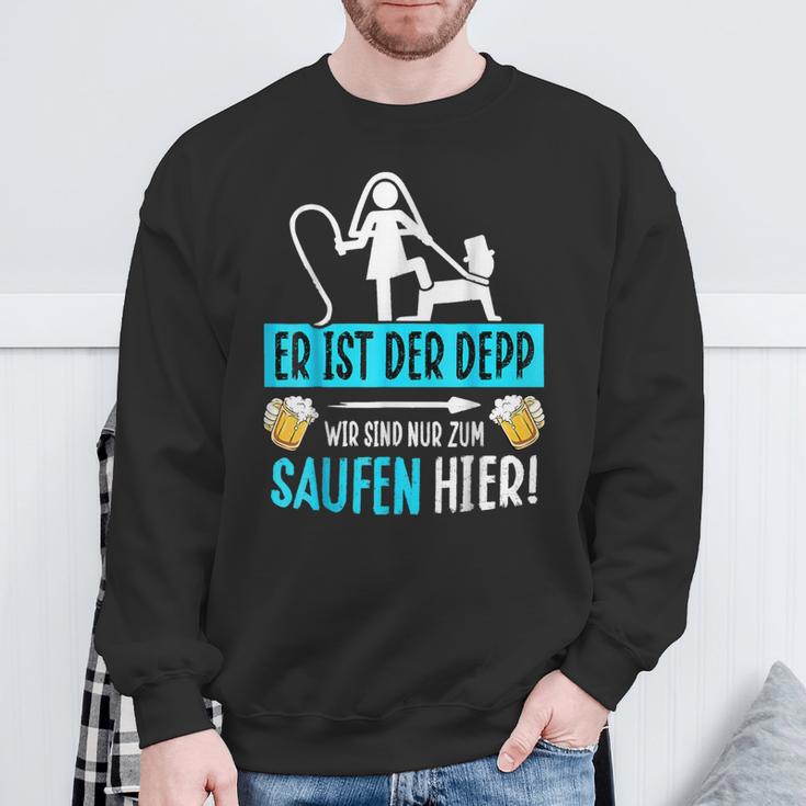 Er Ist Der Depp Wir Sind Nur Zum Saufen Hier Sweatshirt Geschenke für alte Männer