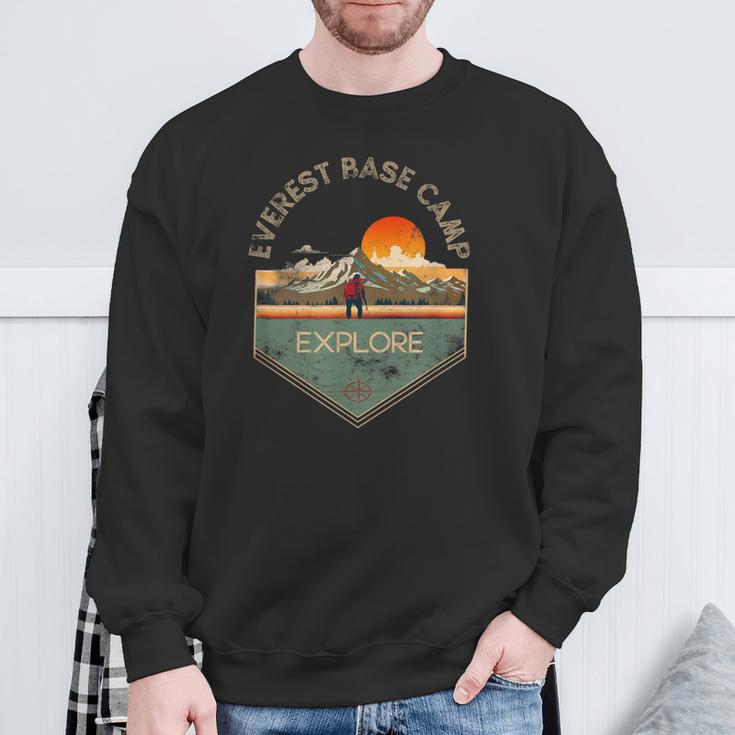 Everest Base Camp Retro Vintage Hiking Apparel Souvenir Sweatshirt Gifts for Old Men