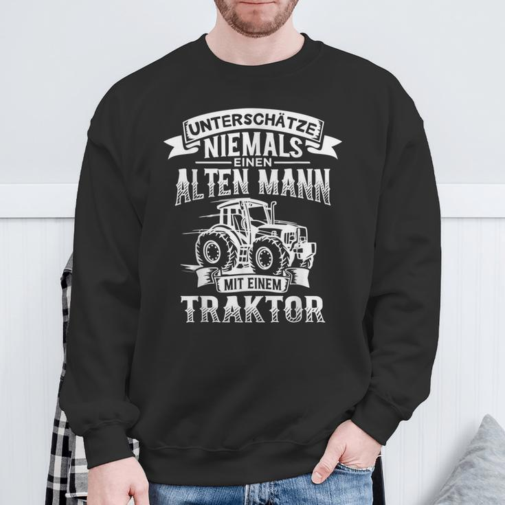 Herren-Sweatshirt: Untershätzt Niemals Einen Alten Mann am Traktor Geschenke für alte Männer