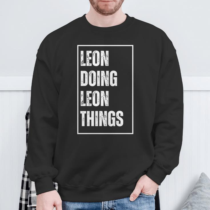 Leon Doing Leon Things Lustigerorname Geburtstag Sweatshirt Geschenke für alte Männer