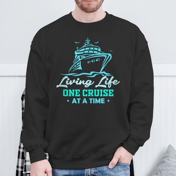 Matching Living Life Eine Kreuzfahrt Nach Der Anderen Lustiges Kreuzfahrtschiff Sweatshirt Geschenke für alte Männer
