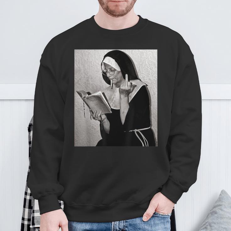 Nun Middle Finger Attitude Novelty Nun Unholy Sweatshirt Geschenke für alte Männer