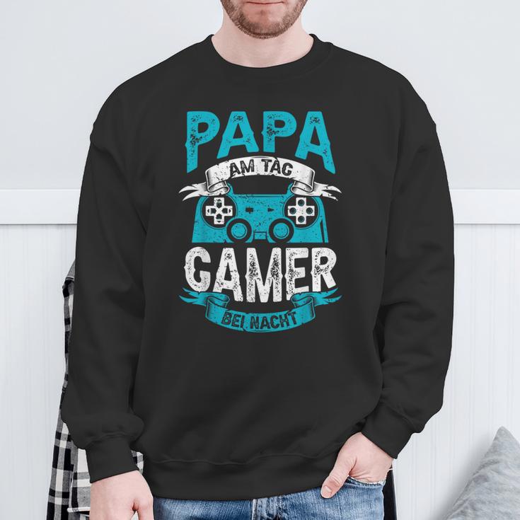 Papa Am Tag Gamer Bei Nacht Papa Am Tag Gamer Bei Nacht Sweatshirt Geschenke für alte Männer