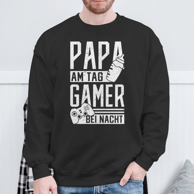 Papa Am Tag Gamer In Der Nacht Geschenk Dadatertag Sweatshirt Geschenke für alte Männer