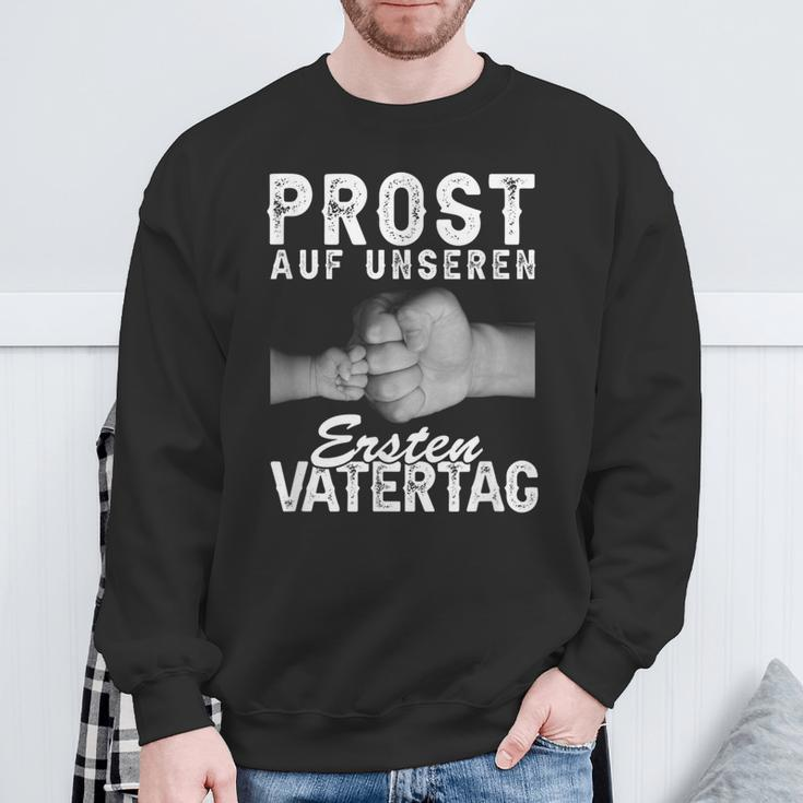 Prost Auf Unser Ersten Father's Day Father Papa Hands Fiste Sweatshirt Geschenke für alte Männer