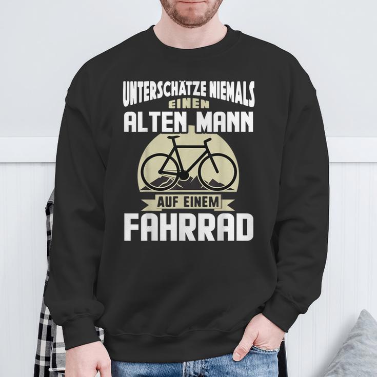 Rad Underschatz Niemal Eine Alten Mann Auf Einem Fahrrad Sweatshirt Geschenke für alte Männer