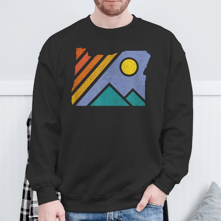 Retro Vintage Oregon Throwback Mountains And Sweatshirt Gifts for Old Men