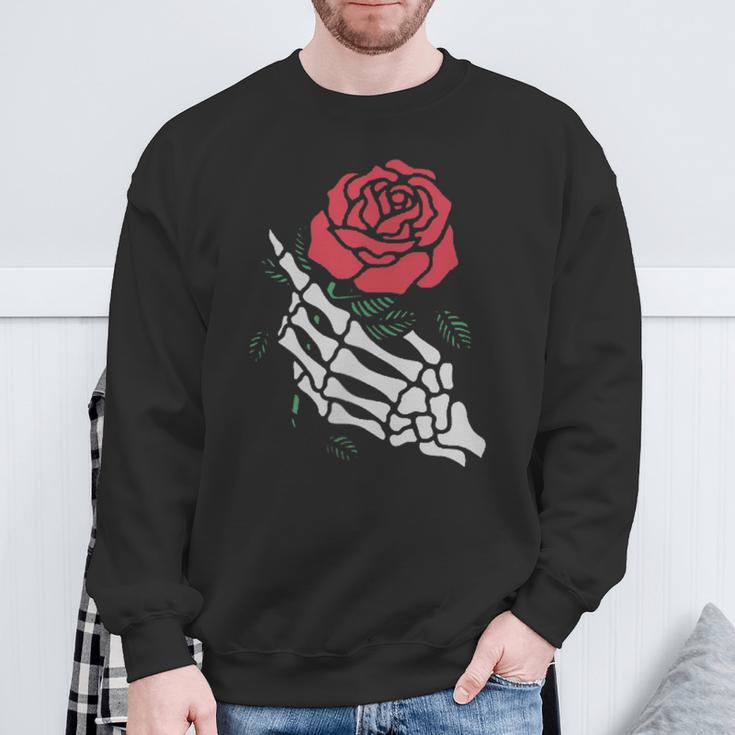 Rote Rose Weißes Skelett Hand Hält Eine Rote Rose Sweatshirt Geschenke für alte Männer