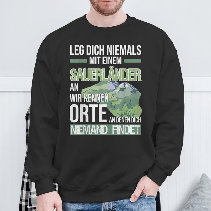 Sauerland Schwarzes Sweatshirt - Niemals mit Einem Sauerländer Anlegen Geschenke für alte Männer