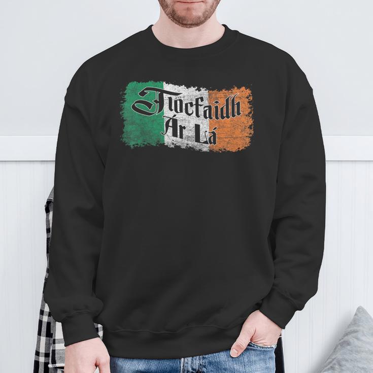 Tiocfaidh Ar La Vintage Ireland Irish Flag Sweatshirt Gifts for Old Men