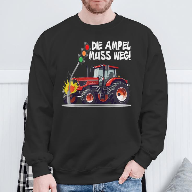 With Traktor Rammt Ampel Die Ampel Muss Weg Sweatshirt Geschenke für alte Männer