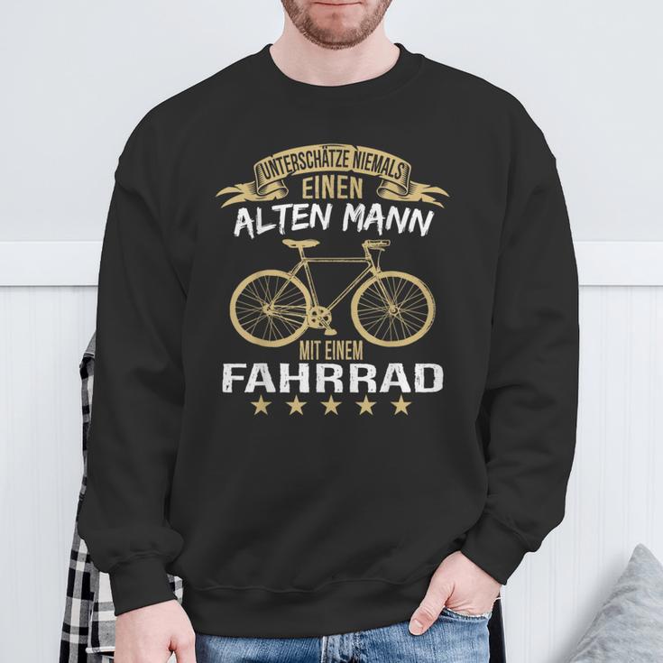 Underschätze Niemal Einen Alten Mann Mit Einem Bicycle Sweatshirt Geschenke für alte Männer