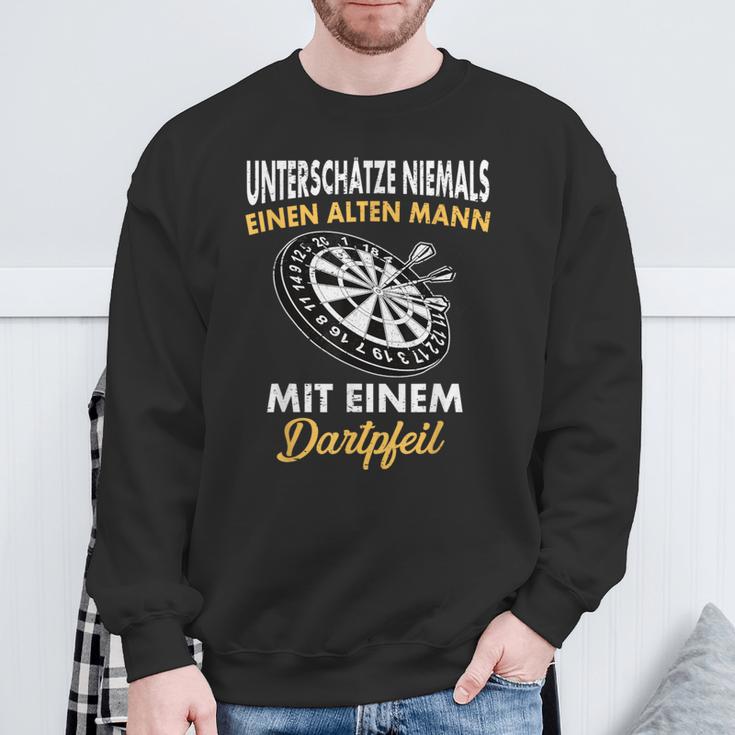 Underschätze Niemals Einen Old Mann Mit Einem Dartpfeil Sweatshirt Geschenke für alte Männer