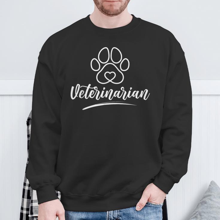 Veterinär Sweatshirt mit Pfotenabdruck in Schwarz, Herzdesign für Tierärzte Geschenke für alte Männer