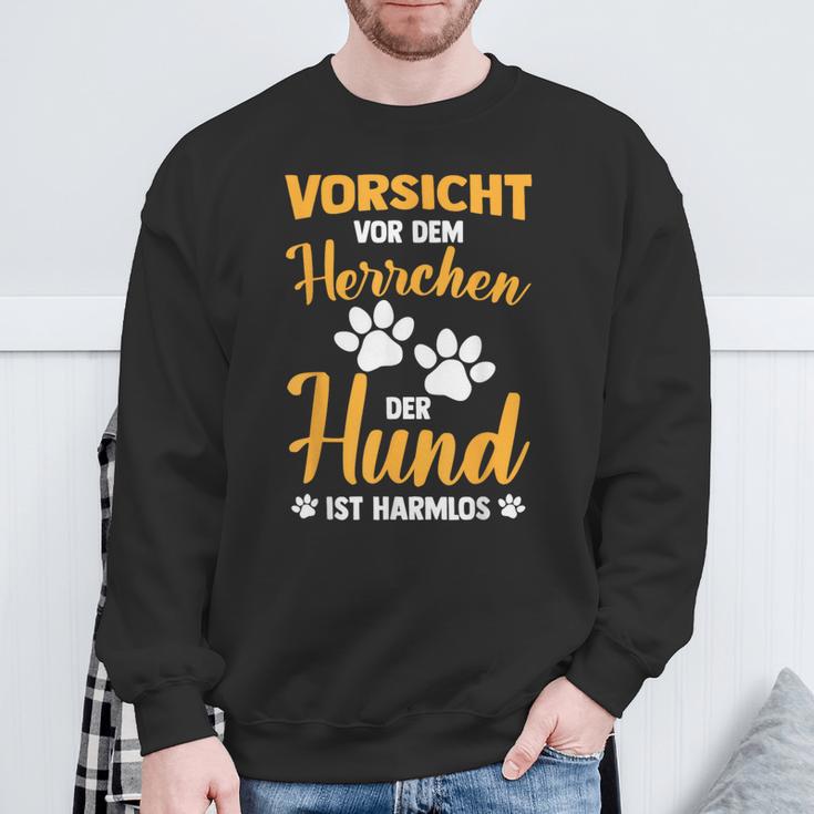 Vorsichtor Dem Herrchen Der Hund Ist Harmlos Sweatshirt Geschenke für alte Männer