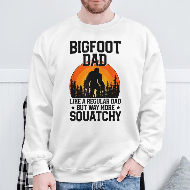 Bigfoot Dad Retro Papa Squatchintage Sasquatchatertag Sweatshirt Geschenke für alte Männer