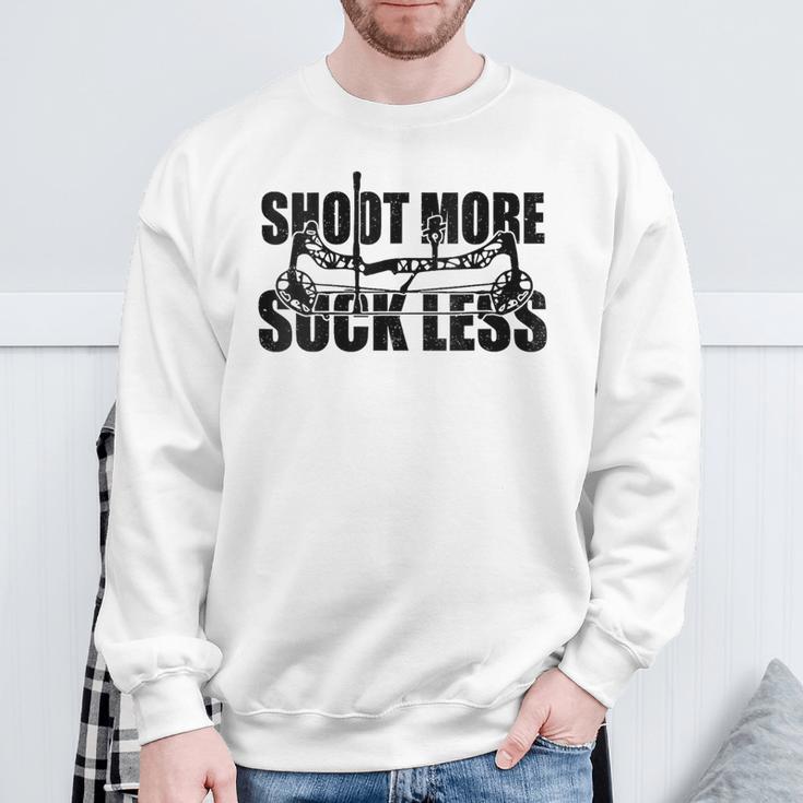 Damen Shoot More Suck Less Lustige Jagdliebhaber Hunter Papa Ehemann Mit-Ausschnitt Sweatshirt Geschenke für alte Männer