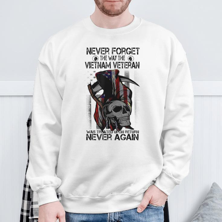 Never Forget The Way The Vietnam Veteran Was Treated Sweatshirt Gifts for Old Men