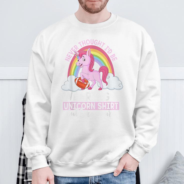 Fröhliches Einhorn-Regenbogen Sweatshirt, Spruch 'Never Thought I'd Be...' Geschenke für alte Männer