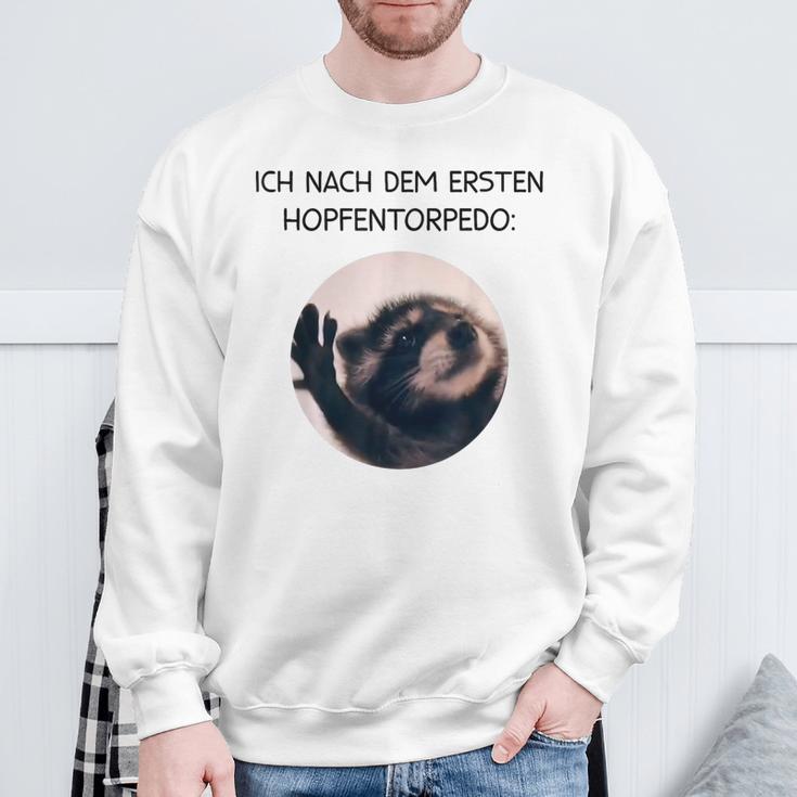 Ich Nach Dem Ersten Hopfentorpedo Pedro Waschbär Meme Racoon Sweatshirt Geschenke für alte Männer