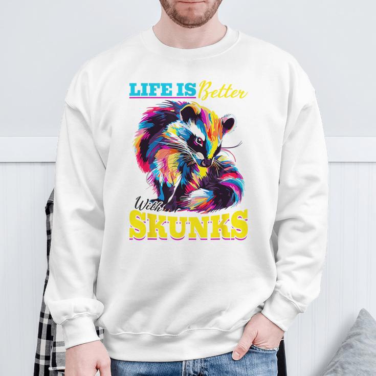 Lustiges Stinktier Leben Ist Besser Mit Stinktieren Sweatshirt Geschenke für alte Männer