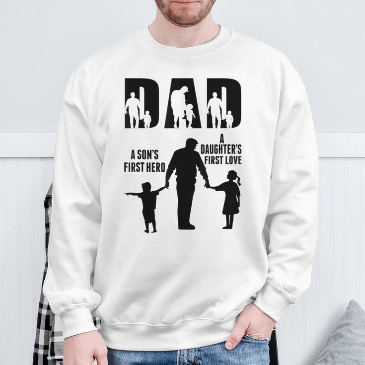 Papa Der Erste Held Eines Sohnes Die Erste Liebe Einer Tochteratertag Sweatshirt Geschenke für alte Männer