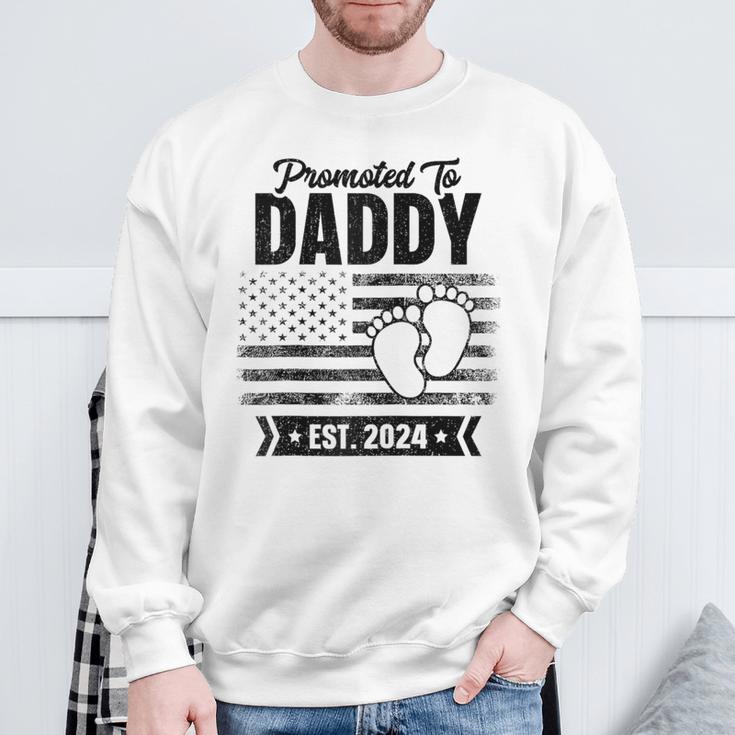 Vatertag Erstes Mal Papa 2024 Promoted To Daddy Est 2024 Raglan Sweatshirt Geschenke für alte Männer