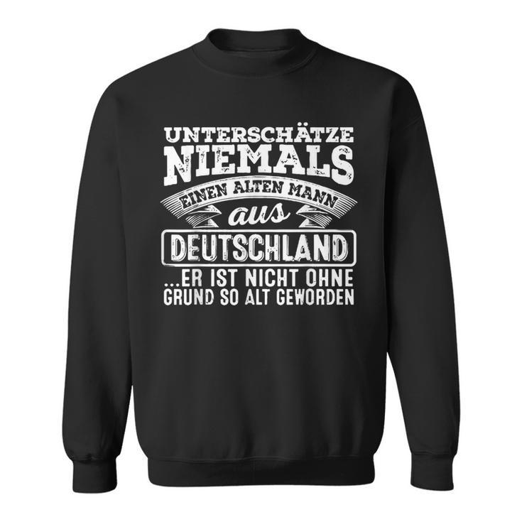 Unterschätze Niemals Einen Alten Mann Aus Deutschland Sweatshirt