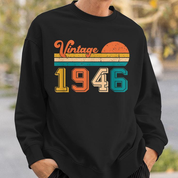 77Th Birthday Retro Vintage Born In 1946 Birthday Sweatshirt Gifts for Him