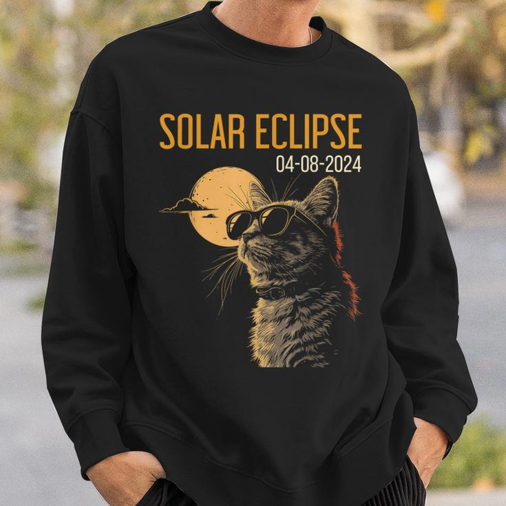Cat Watching Eclipse 2024 Eclipse Solar 2024 Cat Sweatshirt Gifts for Him